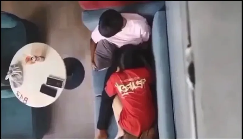 Quay lén con ghệ bú liếm cho bồ nơi công cộng