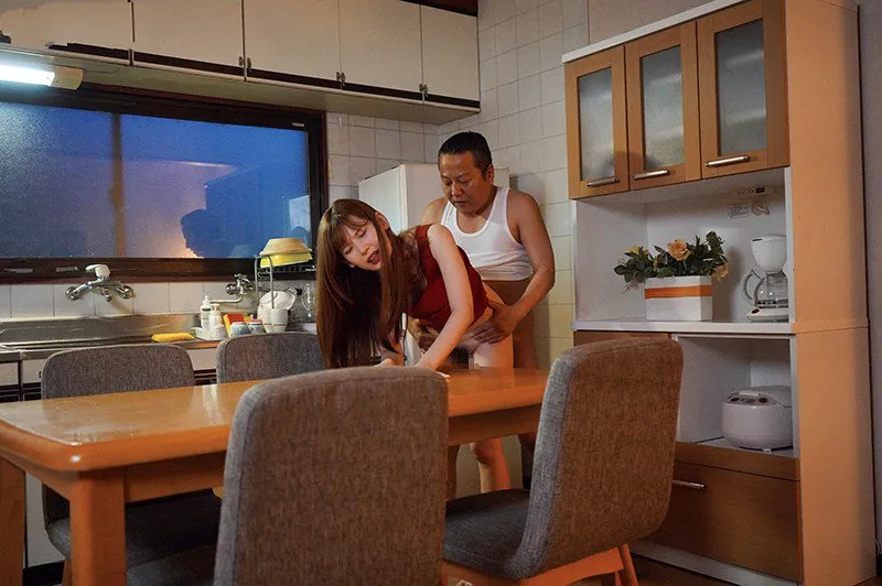 Bé con bị anh xã mới của mẹ xoạc mỗi ngày, cho dù đã có người yêu