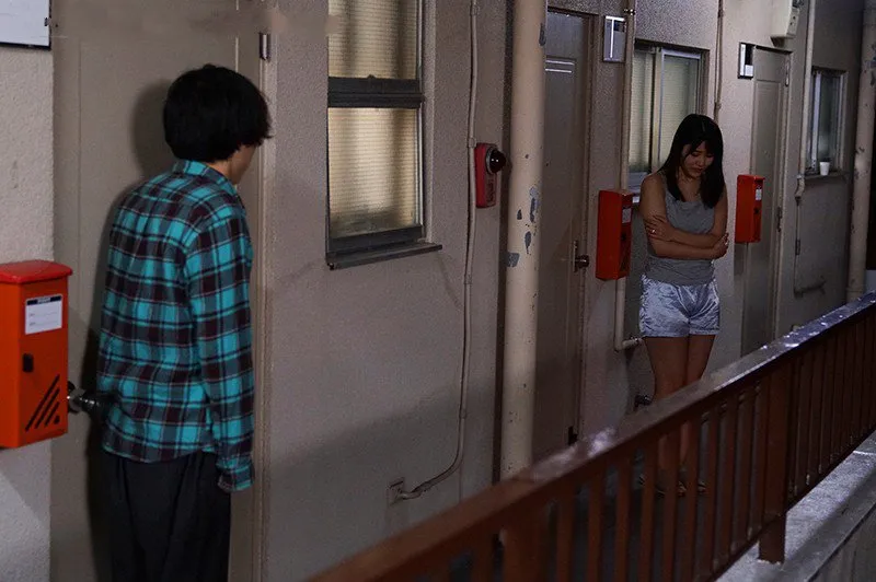 Bí mật vụng trộm với người phụ nữ nhà bên cãi nhau bị người chồng đuổi ra cửa