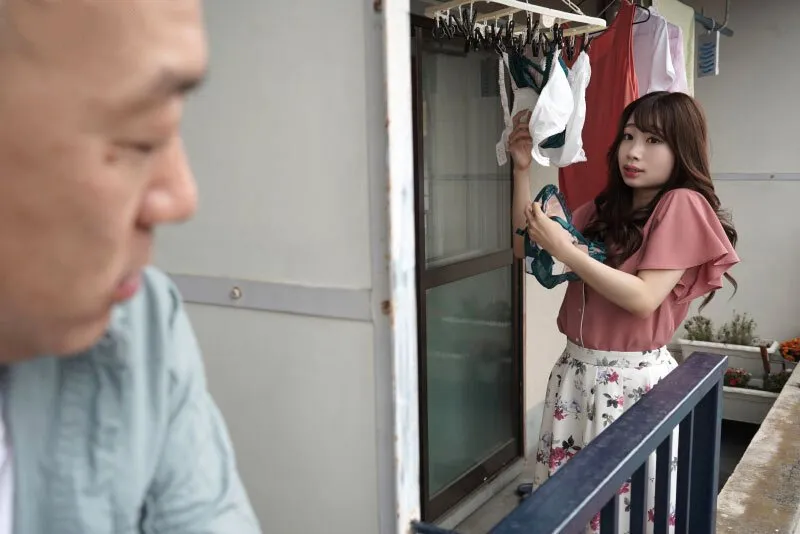 Gã cạnh bên nhà chuyên soi mói và cặp vợ yêu chồng yêu thường xuyên rên la quá to