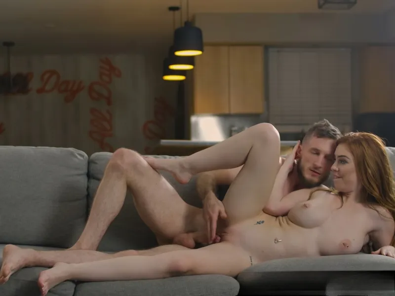 đang tăng ca mà cô bạn gái cứ dùng bướm dụ tôi doggy cùng em